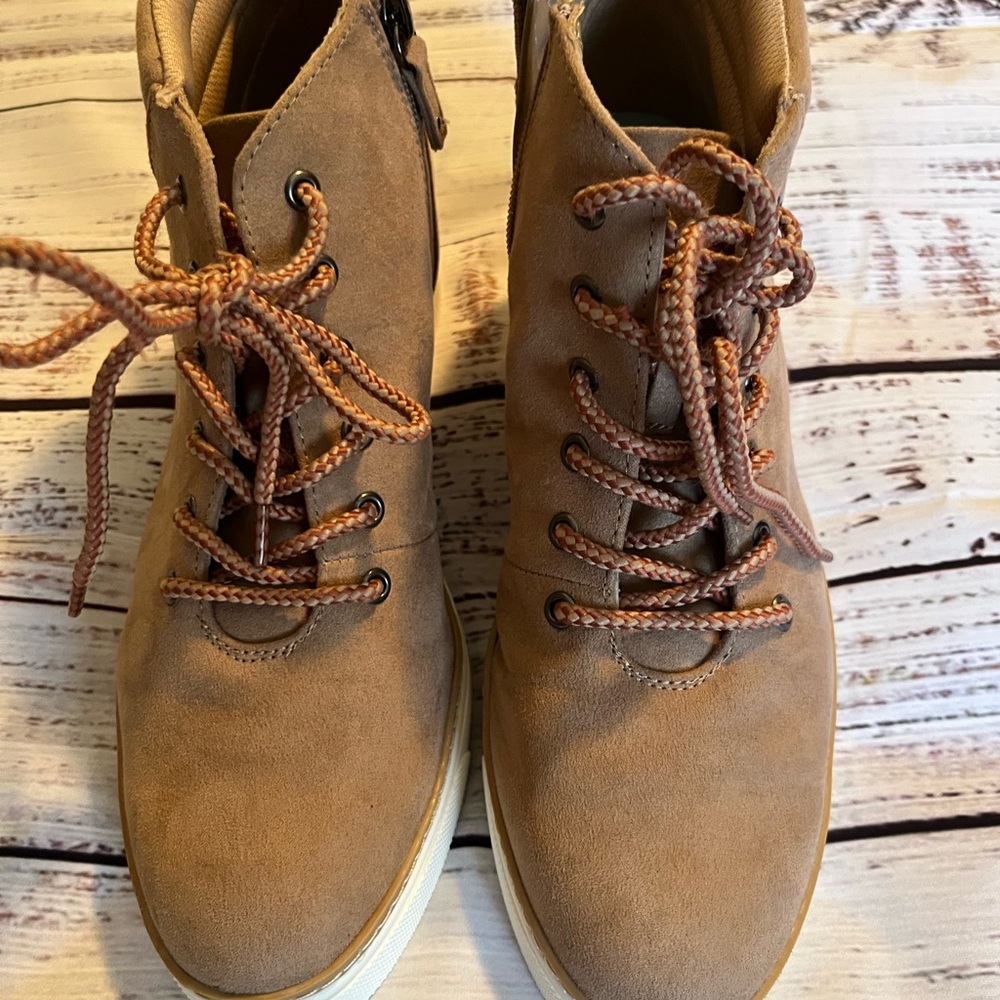 Dr. Scholl's Brown and Tan Ankle Boots with Lace-Up Design